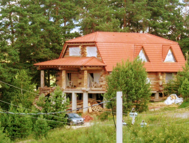 Изготовление капитальной крыши из черепицы под ключ на необычной избе из крупных бревен кедра. Заокский. Тульская область. Изготовление капитальной крыши из черепицы под ключ на необычной избе из крупных бревен кедра. Заокский. Тульская область.
