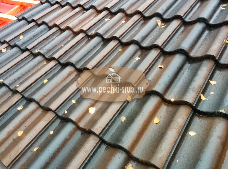 Строительство кровли из черепицы с элементами корнепластики на срубе бани из крупных бревен в таежном стиле. Калуга. Калужская область. Строительство кровли из черепицы с элементами корнепластики на срубе бани из крупных бревен в таежном стиле. Калуга. Калужская область.